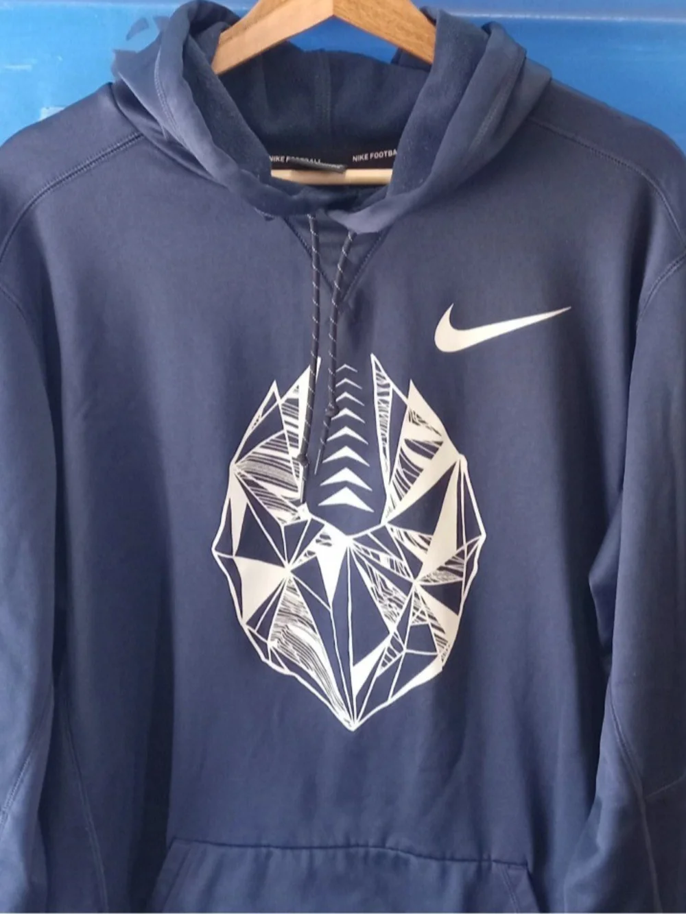 Nike features pullover